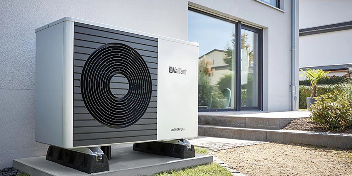 Moderne in Betrieb genommene Wärmepumpe im Garten2 https://proventus-haustechnik.at/wp-content/uploads/2022/11/Waermepumpe-Ausen-4.jpg