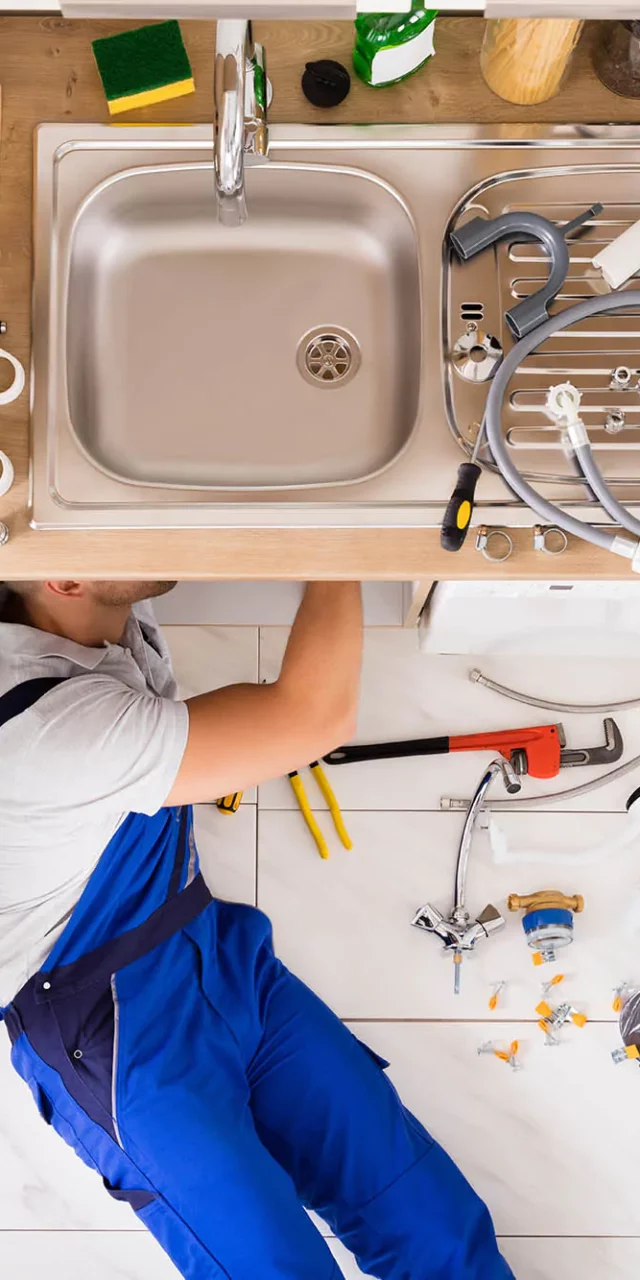 Notdienstarbeiten am Spülbecken mittels Sanitärwerkzeug https://proventus-haustechnik.at/wp-content/uploads/2022/11/shutterstock_566481517-640x1280.webp